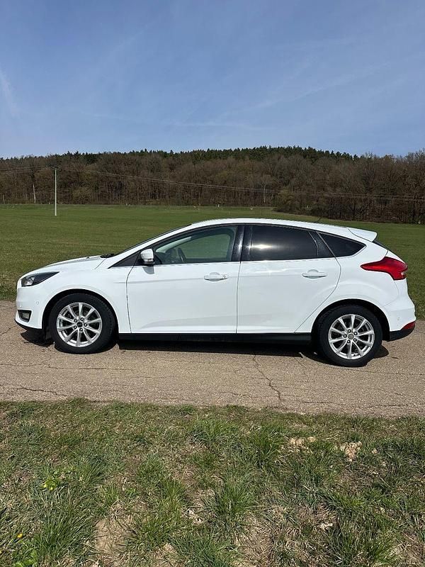 Gebraucht Ford Focus Titanium 101 PS (74 kW) 2016 Weiß Kombi