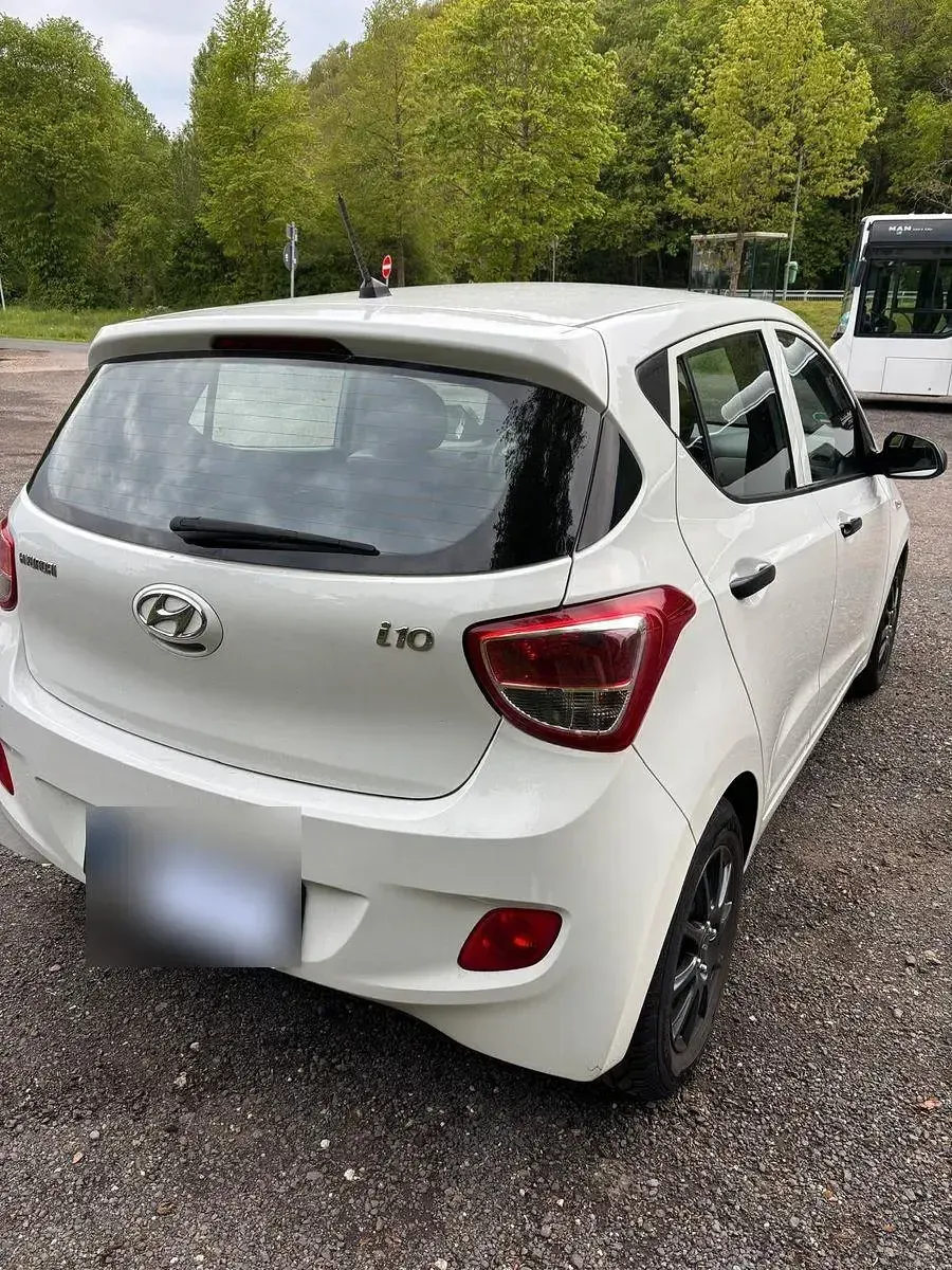 Gebraucht Hyundai i10 67 PS (49 kW) 2015 Weiß Kleinwagen
