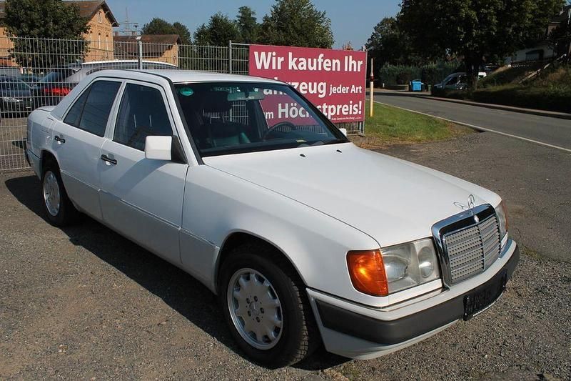 Gebraucht Mercedes 200 118 PS (86 kW) 1992 Weiß Limousine