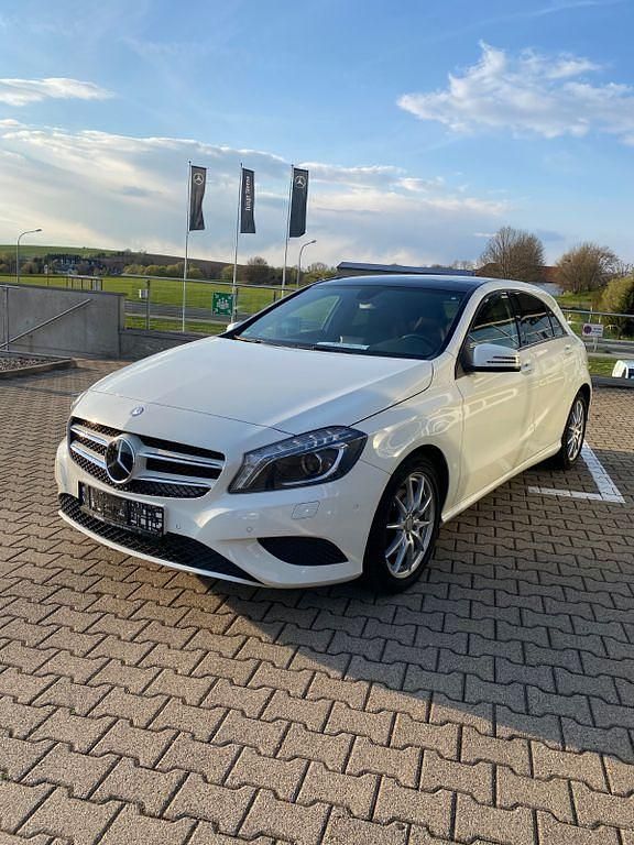 Weiß Gebraucht 2015 Mercedes A180 Limousine | 12.100 € (Fairer Preis) - Bild 1/2