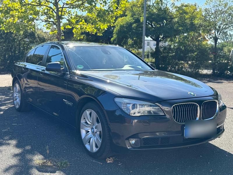 Grau Gebraucht 2011 BMW 730 Limousine | 15.000 € - Bild 1/4