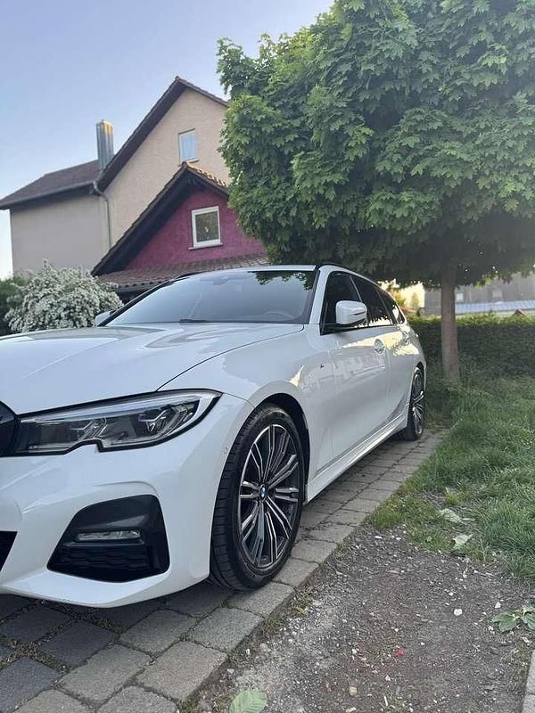Weiß Gebraucht 2020 BMW 320 M Sport Kombi | 25.000 € (Fairer Preis) - Bild 1/4