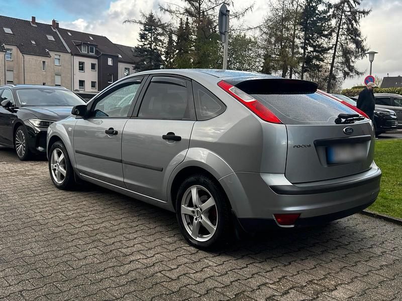 Gebraucht Ford Focus Trend 116 PS (85 kW) 2005 Silber Limousine