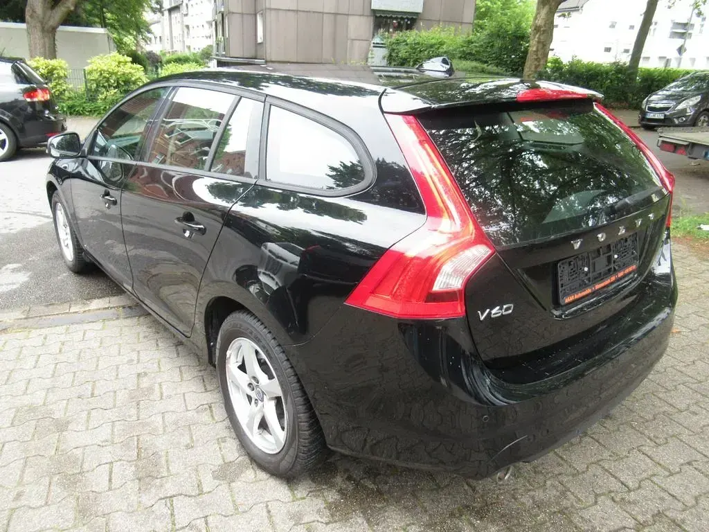 Gebraucht Volvo V60 120 PS (88 kW) 2016 Schwarz Kombi