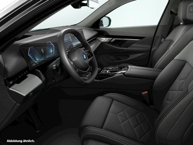 Black sapphire metallic Gebraucht 2024 BMW 530e Comfort Edition Limousine | 65.994 € - Bild 1/2