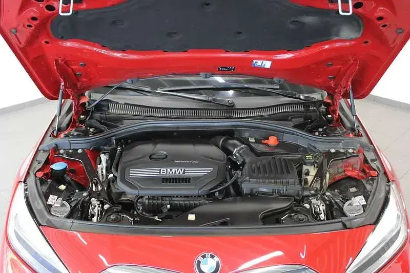 Gebraucht BMW 118 Sport Line 140 PS (102 kW) 2020 Rot Limousine