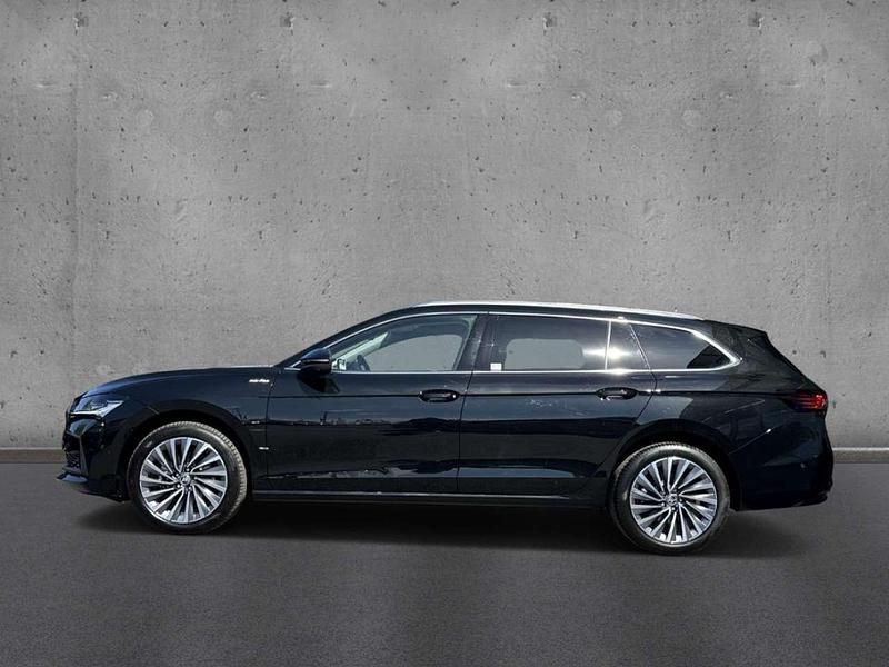 Gebraucht Skoda Superb LAURIN & KLEMENT 150 PS (110 kW) 2024 Ebony schwarz metallic Kombi