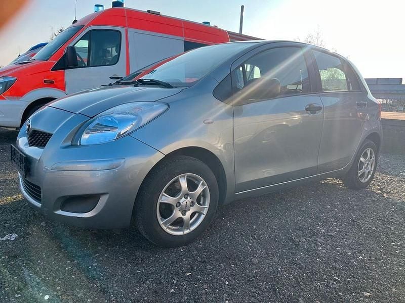 Gebraucht Toyota Yaris Cool 69 PS (50 kW) 2009 Silber Kleinwagen