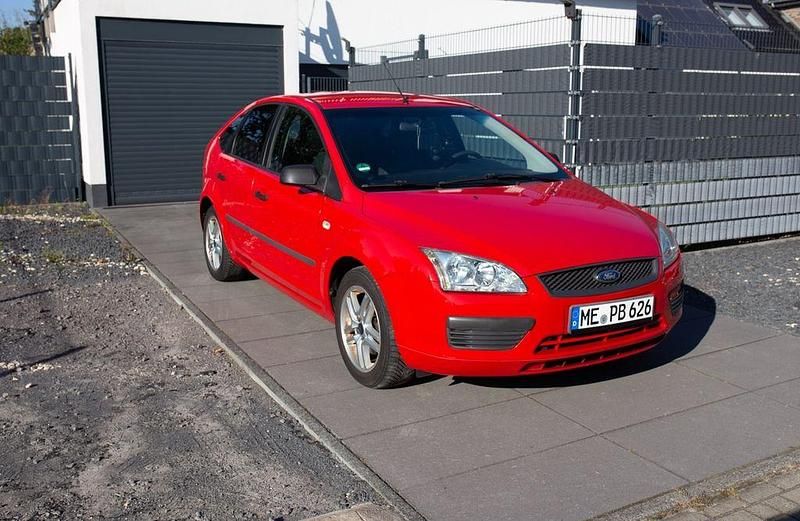 Rot Gebraucht 2005 Ford Focus Trend Limousine | 1.990 € (Teuer) - Bild 1/4