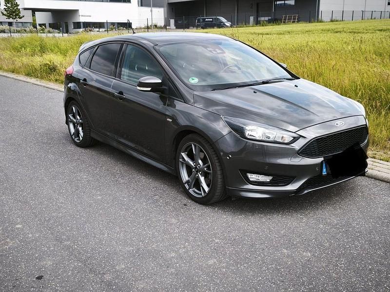 Grau Gebraucht 2018 Ford Focus ST-Line Limousine | 12.500 € (Fairer Preis) - Bild 1/4
