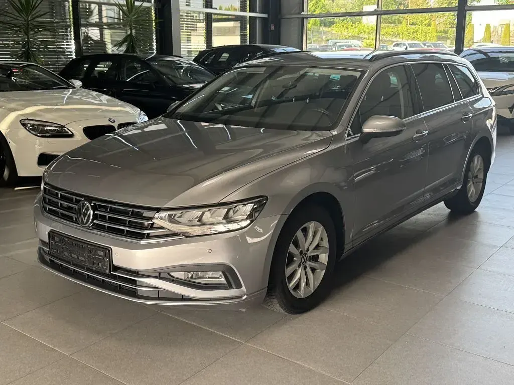 Gebraucht VW Passat 150 PS (110 kW) 2023 Pyrite silver metallic Kombi