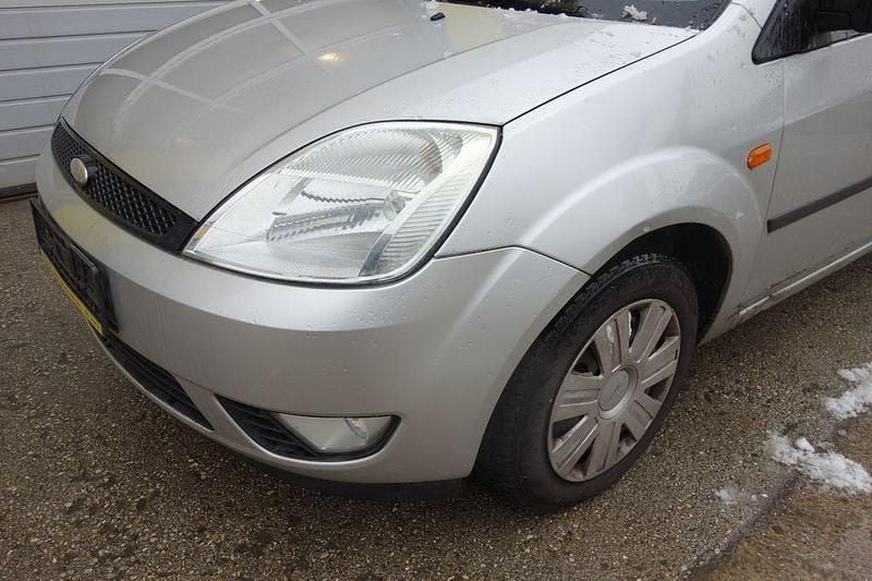 Gebraucht Ford Fiesta Futura 68 PS (50 kW) 2004 Silber Kleinwagen