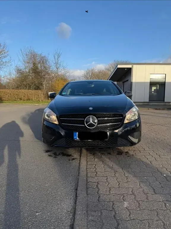 Gebraucht Mercedes A180 122 PS (89 kW) 2013 Schwarz Kleinwagen
