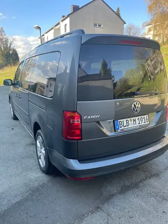 Używany VW Caddy Maxi 125 KM (91 kW) 2018 Szary Minivan