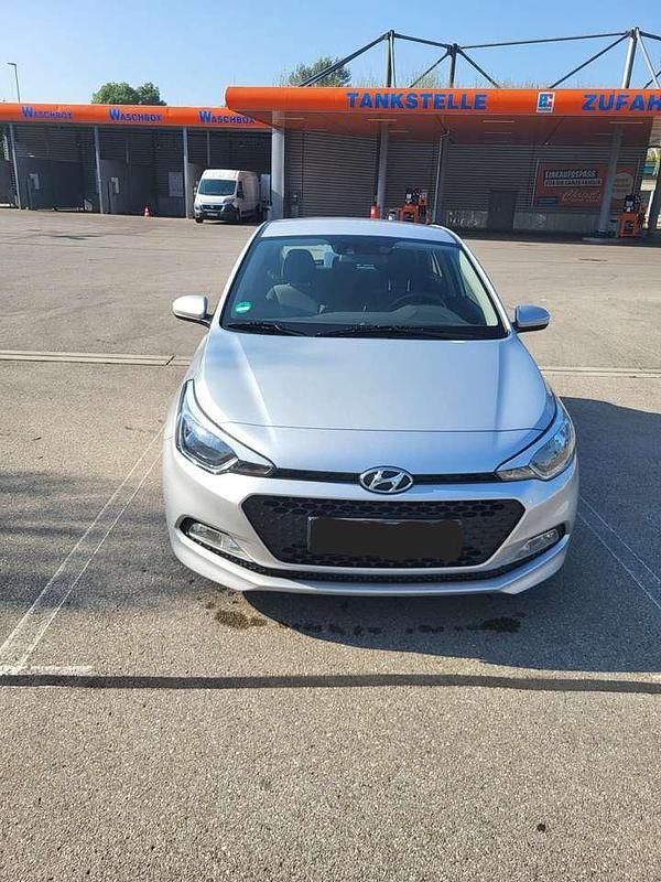 Gebraucht Hyundai i20 Classic 84 PS (61 kW) 2017 Silber Limousine