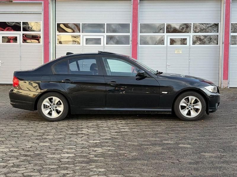 Gebraucht BMW 320 184 PS (135 kW) 2010 Schwarz Limousine