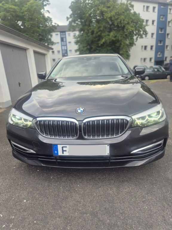Grau Gebraucht 2018 BMW 520 Sport Line Limousine | 21.900 € (Superpreis) - Bild 1/4