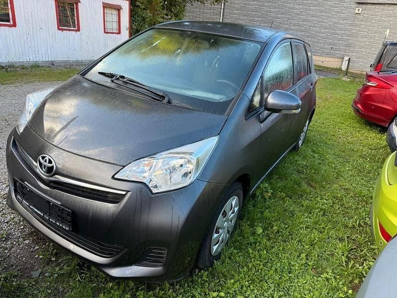 Grau Gebraucht 2015 Toyota Verso-S Life Van / Kleinbus | 5.900 € (Superpreis) - Bild 1/4