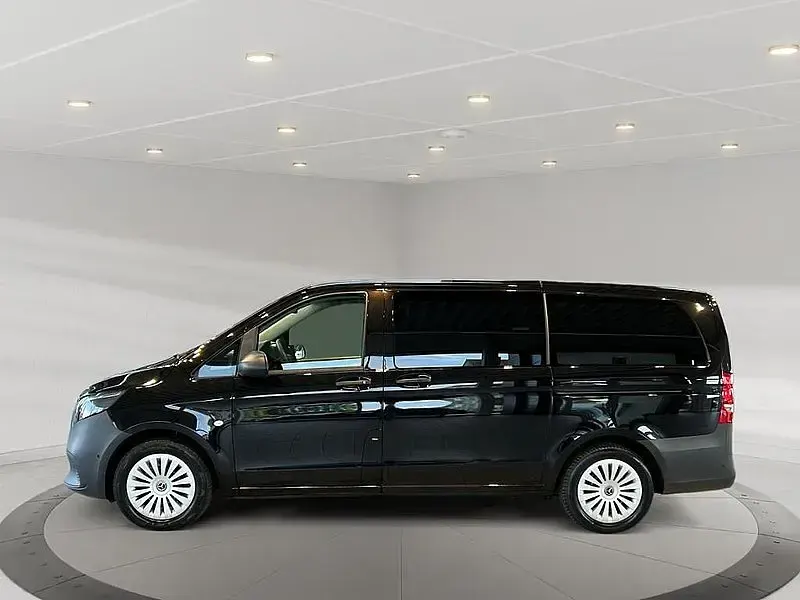 Gebraucht Mercedes Vito 163 PS (119 kW) 2025 Obsidianschwarz metallic Van