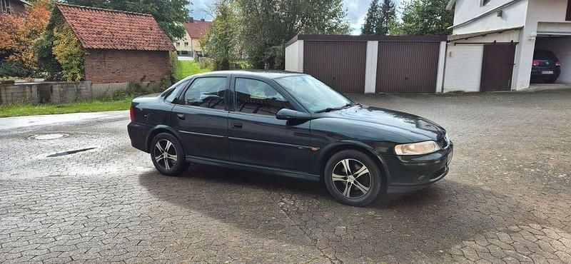 Grün Gebraucht 1999 Opel Vectra Edition Limousine | 800 € (Guter Preis) - Bild 1/4