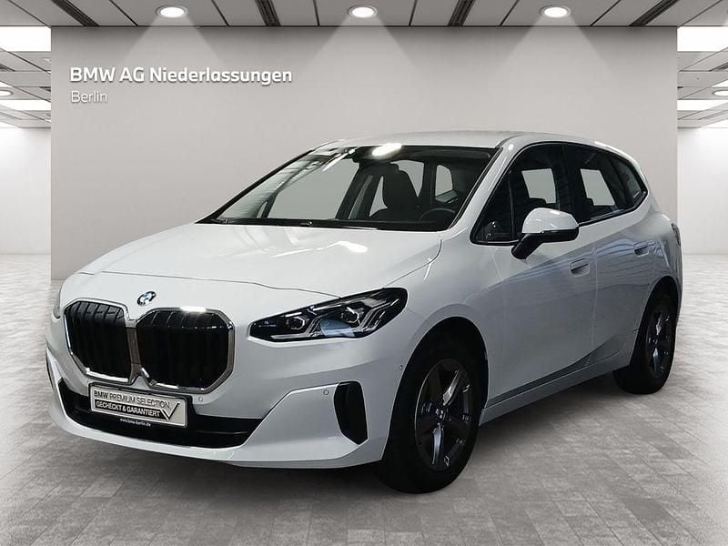Weiß Gebraucht 2024 BMW 218 Active Tourer Luxury Line Van / Kleinbus | 26.900 € (Superpreis) - Bild 1/4