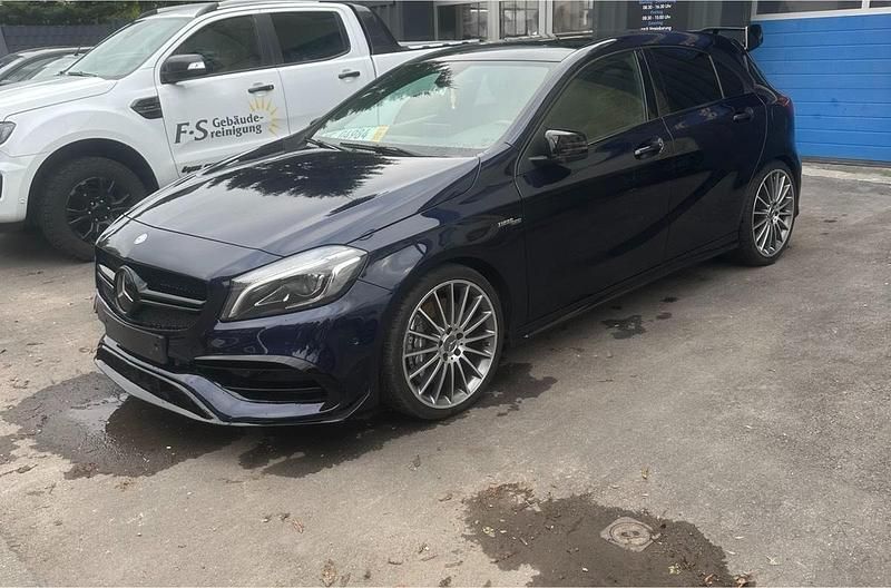 Blau Gebraucht 2017 Mercedes A45 AMG AMG Limousine | 28.500 € (Fairer Preis) - Bild 1/4
