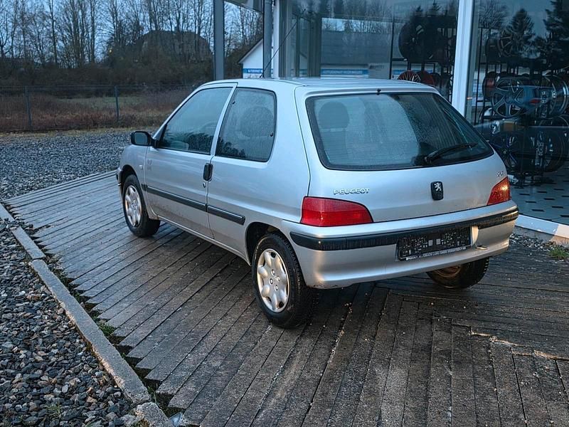 Gebraucht Peugeot 106 60 PS (44 kW) 2003 Silber Kleinwagen