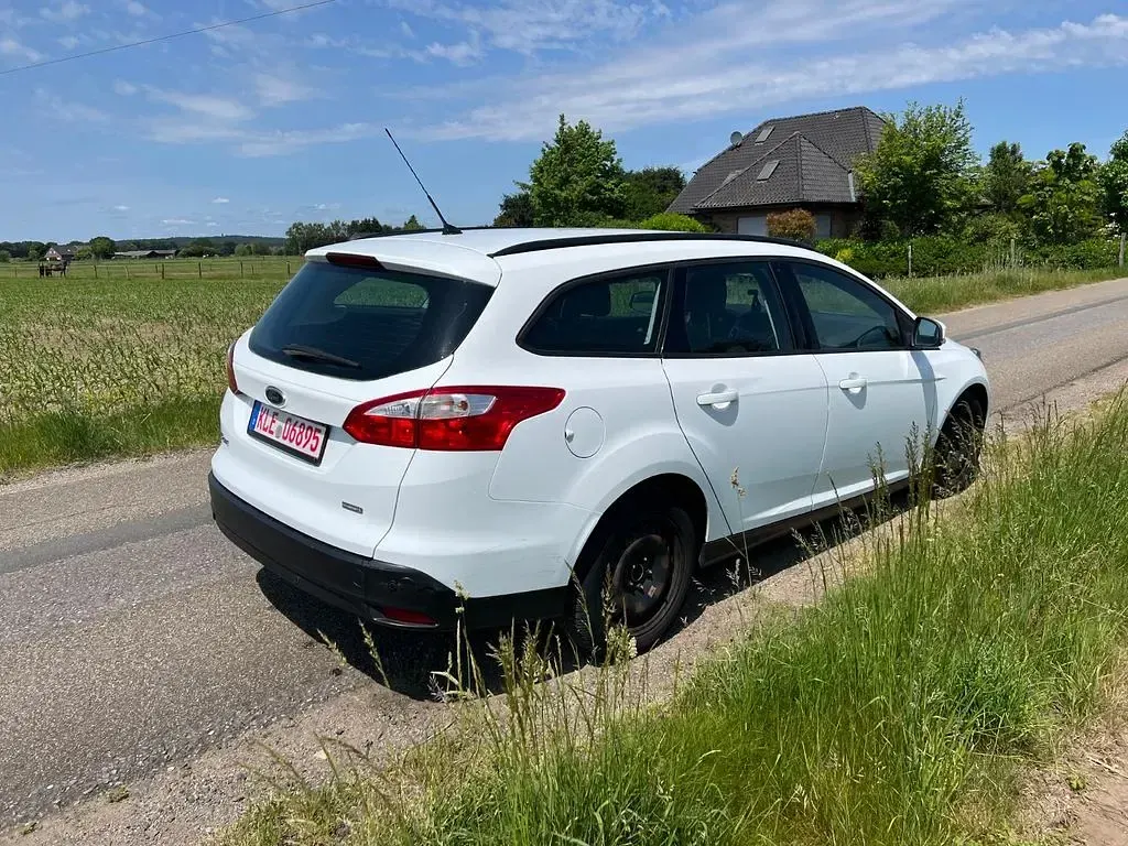 Gebraucht Ford Focus Business Edition 125 PS (91 kW) 2014 Weiß Limousine