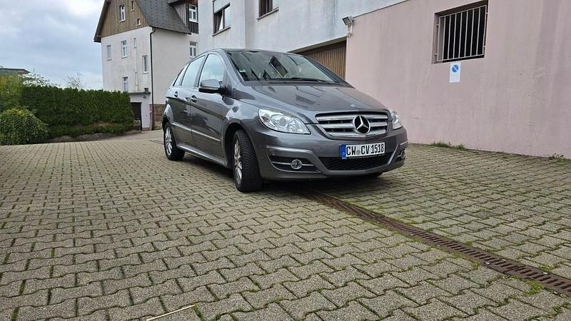 Grau Gebraucht 2009 Mercedes B180 Van / Kleinbus | 8.499 € (Etwas zu teuer) - Bild 1/4
