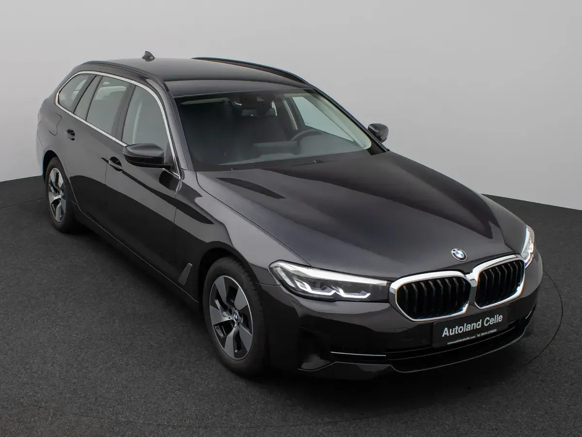 Gebraucht BMW 520 Sport Line 184 PS (135 kW) 2023 Sophistograu brillanteffekschwarz Limousine