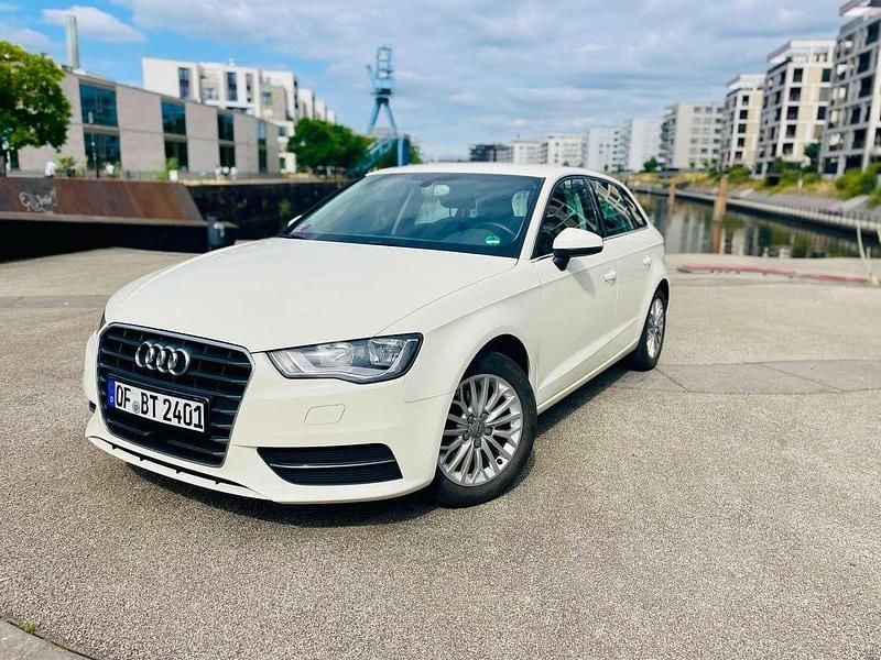 Weiß Gebraucht 2014 Audi A3 Sportback Kombi | 7.390 € (Guter Preis) - Bild 1/4