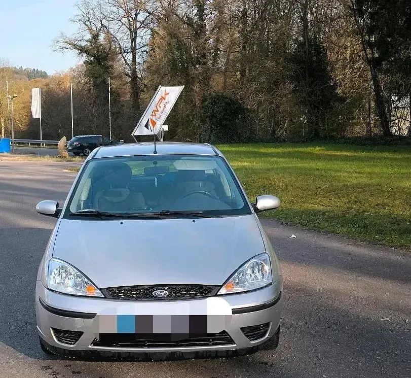 Gebraucht Ford Focus 100 PS (73 kW) 2002 Silber Kleinwagen