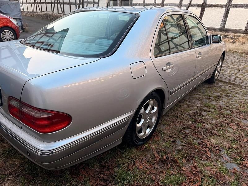 Gebraucht Mercedes E240 Elegance 177 PS (130 kW) 2002 Silber Limousine