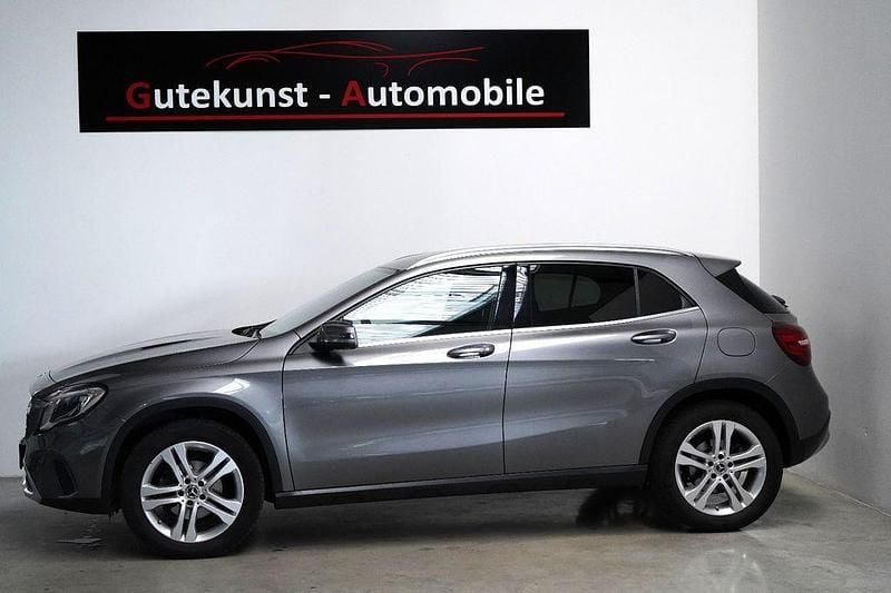 Grau Gebraucht 2019 Mercedes GLA220 SUV | 24.990 € (Fairer Preis) - Bild 1/4