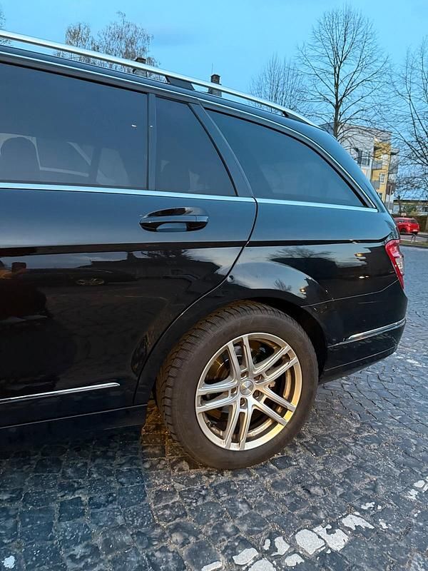 Gebraucht Mercedes 200 140 PS (102 kW) 2011 Schwarz Kombi