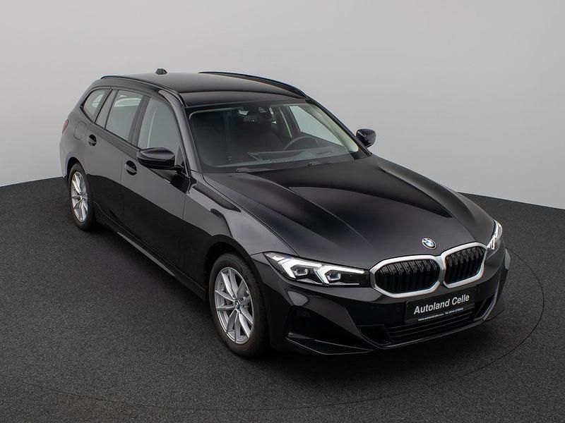 Gebraucht BMW 330 Sport Line 245 PS (180 kW) 2022 Saphirschwarz metallic475schwarz Limousine