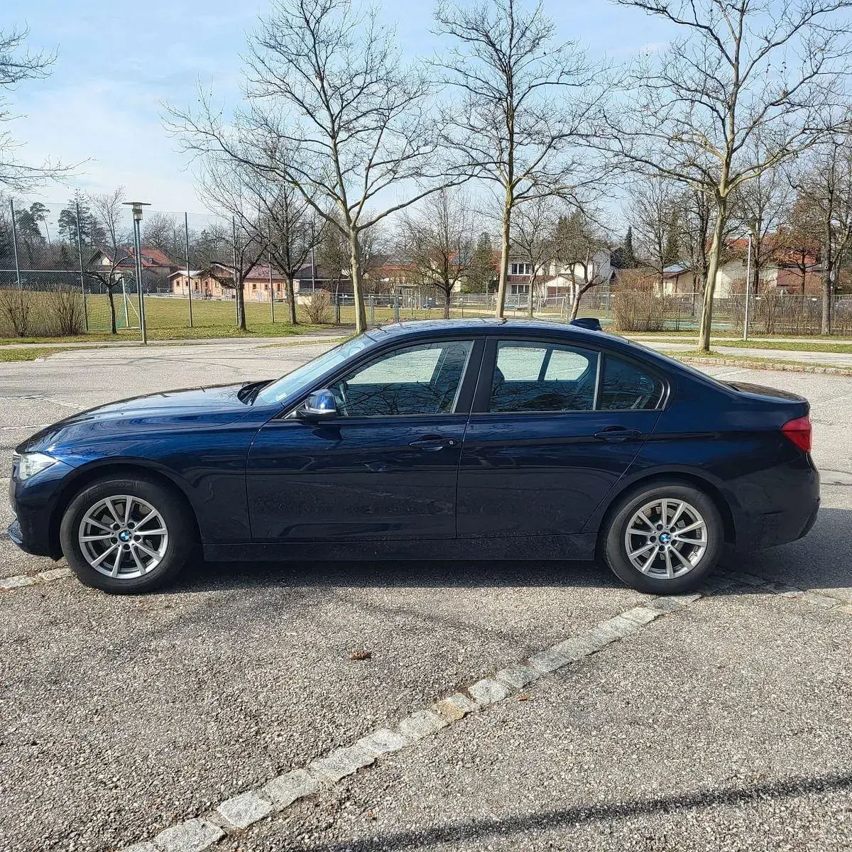 Gebraucht BMW 320 Advantage 190 PS (139 kW) 2017 Blau Limousine