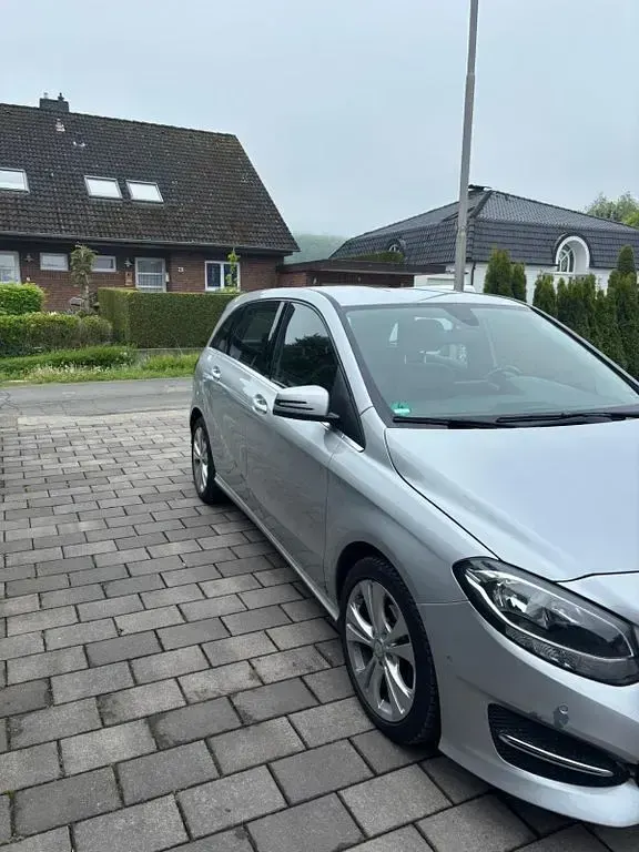 Gebraucht Mercedes B180 109 PS (80 kW) 2018 Silber Van / Kleinbus