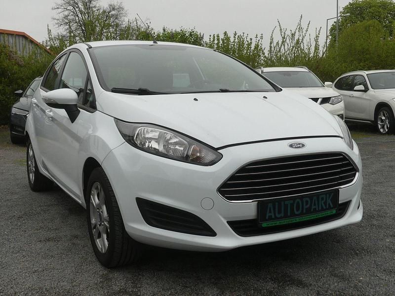 Gebraucht Ford Fiesta Trend 82 PS (60 kW) 2013 Weiß Kleinwagen