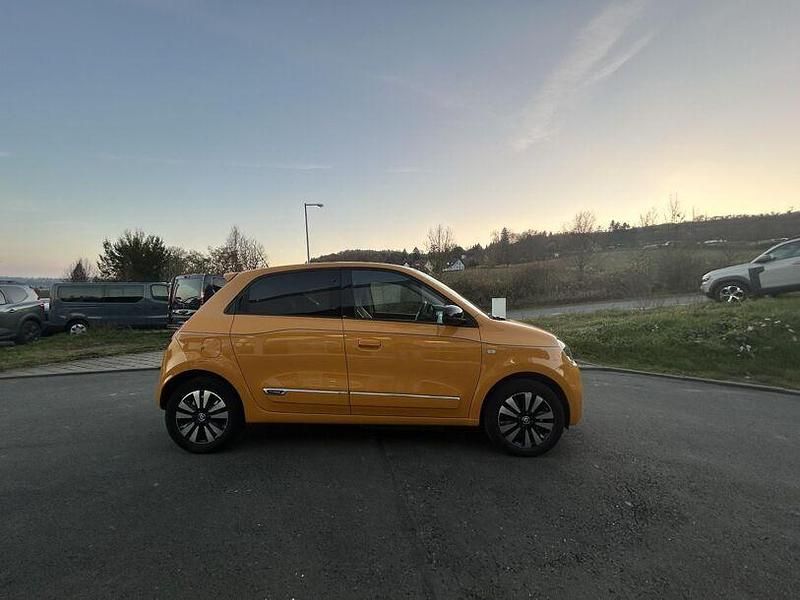 Gebraucht Renault Twingo Techno 60 kW (82 PS) 2023 Mangogelb Kleinwagen