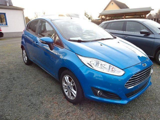 Gebraucht Ford Fiesta Trend 101 PS (74 kW) 2015 Arubablau metallic Kleinwagen