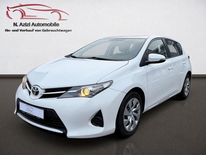 Weiß Gebraucht 2015 Toyota Auris Cool Limousine | 6.999 € (Guter Preis) - Bild 1/4