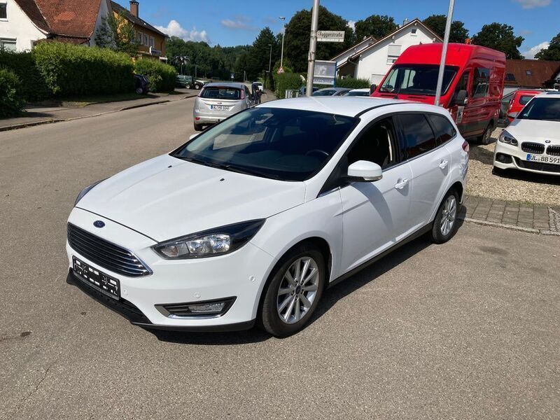 Weiß Gebraucht 2017 Ford Focus Titanium Limousine | 9.390 € (Fairer Preis) - Bild 1/4