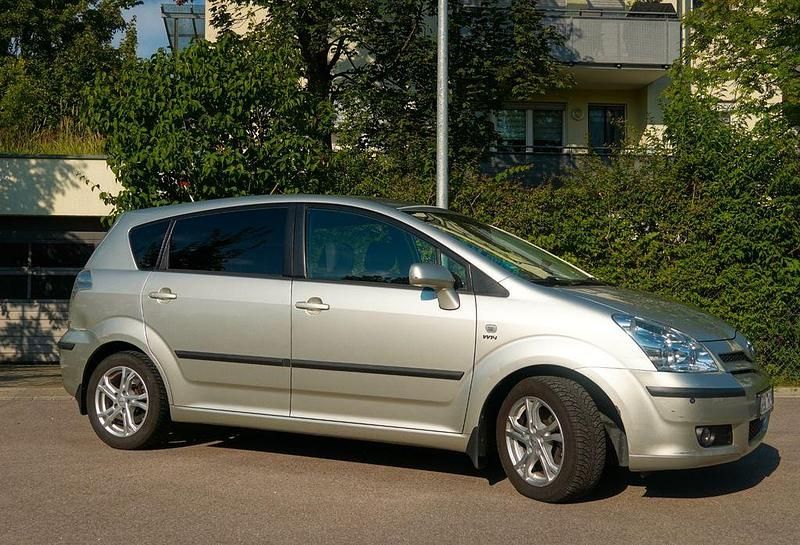 Grau Gebraucht 2004 Toyota Corolla Verso Executive Van / Kleinbus | 4.299 € (Fairer Preis) - Bild 1/4