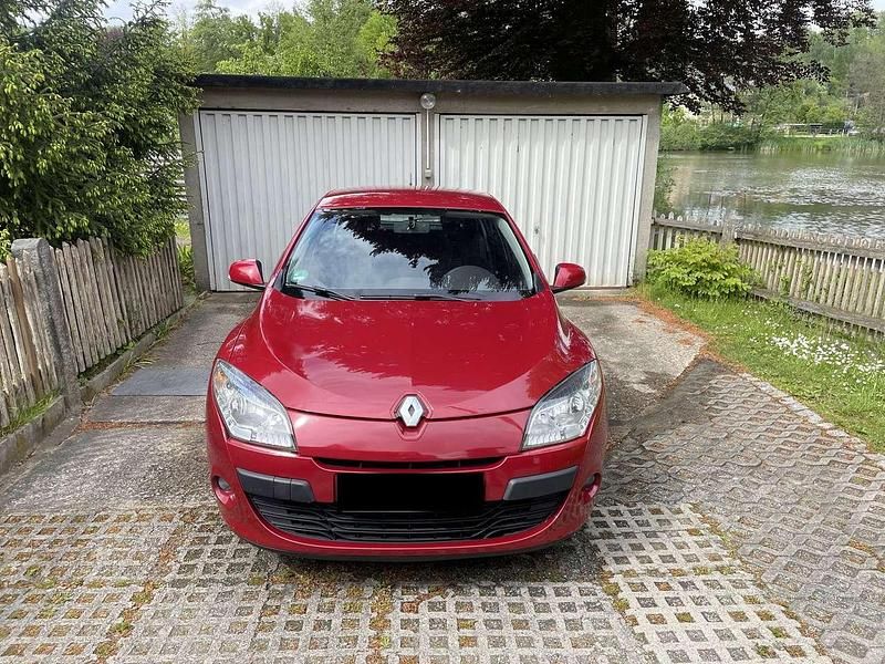 Rot Gebraucht 2010 Renault Mégane Dynamique Limousine | 3.800 € (Guter Preis) - Bild 1/4