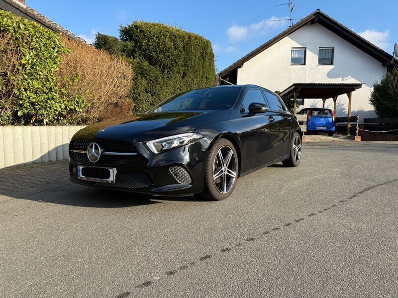 Schwarz Gebraucht 2019 Mercedes A180 Night Kleinwagen | 20.499 € (Superpreis) - Bild 1/4