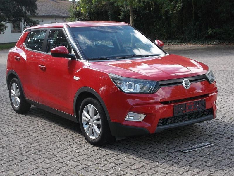 Rot Gebraucht 2016 Ssangyong Tivoli Crystal SUV | 8.490 € (Fairer Preis) - Bild 1/4