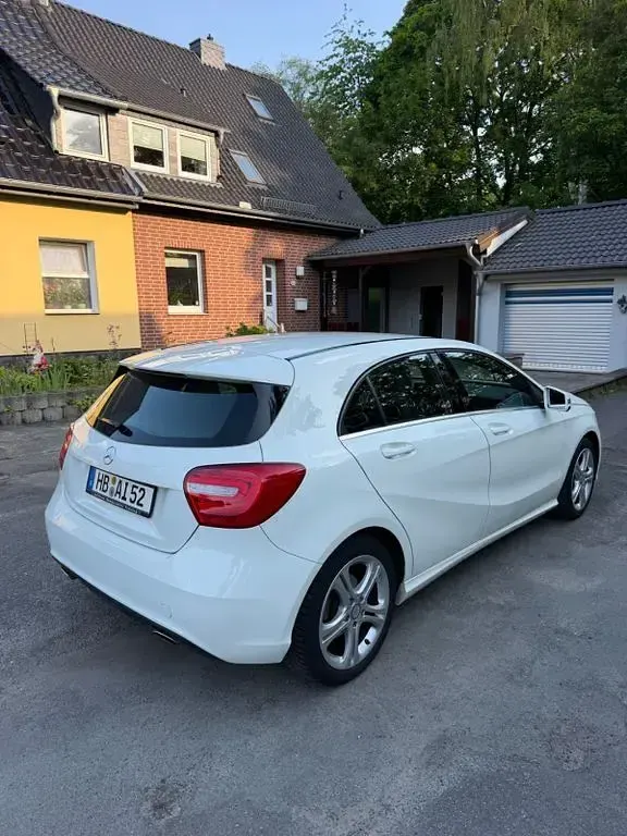 Gebraucht Mercedes A180 Urban 122 PS (89 kW) 2013 Weiß Limousine