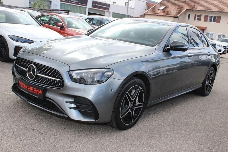 Grau Gebraucht 2021 Mercedes E300 AMG line Limousine | 32.900 € (Teuer) - Bild 1/4