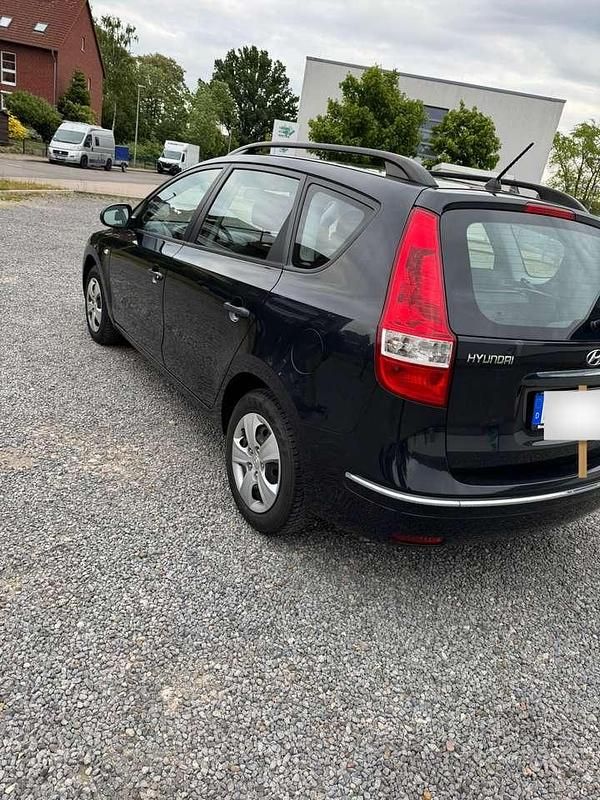 Schwarz Gebraucht 2010 Hyundai i30 Comfort Kombi | 3.500 € (Fairer Preis) - Bild 1/4